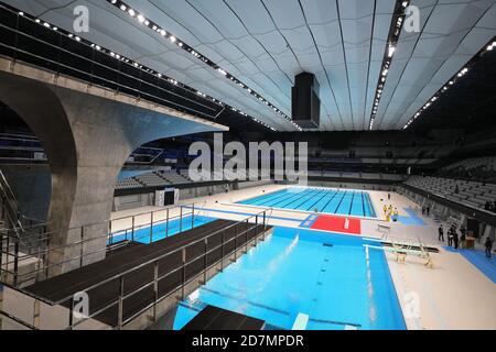 Tokio. Okt. 2020. Das Foto vom 24. Oktober 2020 zeigt eine Innenansicht des Tokyo Aquatics Center in Tokio, Japan. Das Tokyo Aquatics Center wird für die Olympischen und Paralympischen Schwimmspiele in Tokio genutzt. Die Zeremonie, die im März dieses Jahres stattfinden sollte, wurde aufgrund des COVID-19 verschoben. Quelle: Du Xiaoyi/Xinhua/Alamy Live News Stockfoto