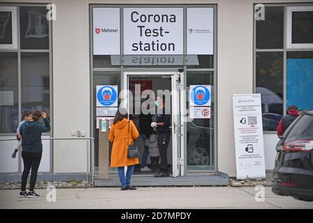 München, Deutschland. Oktober 2020. Themenbild Corona PCR-Test. Wartende Menschen, Menschen vor einer eurofins-Teststation, Testzentrum, Corona-Testzentrum in Haar bei München am 23. Oktober 2020. Quelle: dpa/Alamy Live News Stockfoto