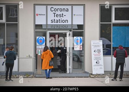 München, Deutschland. Oktober 2020. Themenbild Corona PCR-Test. Wartende Menschen, Menschen vor einer eurofins-Teststation, Testzentrum, Corona-Testzentrum in Haar bei München am 23. Oktober 2020. Quelle: dpa/Alamy Live News Stockfoto