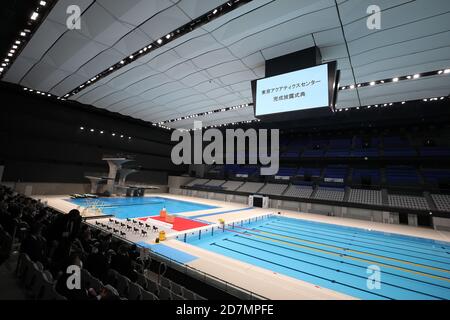 Tokio. Okt. 2020. Das Foto vom 24. Oktober 2020 zeigt eine Innenansicht des Tokyo Aquatics Center in Tokio, Japan. Das Tokyo Aquatics Center wird für die Olympischen und Paralympischen Schwimmspiele in Tokio genutzt. Die Zeremonie, die im März dieses Jahres stattfinden sollte, wurde aufgrund des COVID-19 verschoben. Quelle: Du Xiaoyi/Xinhua/Alamy Live News Stockfoto