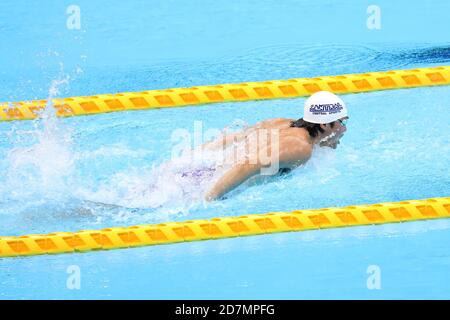 Tokio, Japan. Okt. 2020. Der japanische Schwimm-Athlet Aito Yamaguchi gibt eine Demonstration während der großen Eröffnungszeremonie des Tokyo Aquatics Center in Tokio, Japan, 24. Oktober 2020. Das Tokyo Aquatics Center wird für die Olympischen und Paralympischen Schwimmspiele in Tokio genutzt. Die Zeremonie, die im März dieses Jahres stattfinden sollte, wurde aufgrund des COVID-19 verschoben. Quelle: Du Xiaoyi/Xinhua/Alamy Live News Stockfoto
