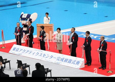 Tokio, Japan. Okt. 2020. Gäste schneiden das Band während der großen Eröffnungszeremonie des Tokyo Aquatics Center in Tokyo, Japan, am 24. Oktober 2020. Das Tokyo Aquatics Center wird für die Olympischen und Paralympischen Schwimmspiele in Tokio genutzt. Die Zeremonie, die im März dieses Jahres stattfinden sollte, wurde aufgrund des COVID-19 verschoben. Quelle: Du Xiaoyi/Xinhua/Alamy Live News Stockfoto