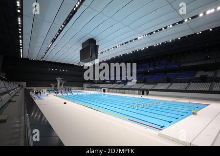 Tokio. Okt. 2020. Das Foto vom 24. Oktober 2020 zeigt eine Innenansicht des Tokyo Aquatics Center in Tokio, Japan. Das Tokyo Aquatics Center wird für die Olympischen und Paralympischen Schwimmspiele in Tokio genutzt. Die Zeremonie, die im März dieses Jahres stattfinden sollte, wurde aufgrund des COVID-19 verschoben. Quelle: Du Xiaoyi/Xinhua/Alamy Live News Stockfoto