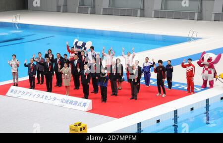 Tokio, Japan. Okt. 2020. Gäste posieren für Fotos während der großen Eröffnungszeremonie des Tokyo Aquatics Center in Tokyo, Japan, 24. Oktober 2020. Das Tokyo Aquatics Center wird für die Olympischen und Paralympischen Schwimmspiele in Tokio genutzt. Die Zeremonie, die im März dieses Jahres stattfinden sollte, wurde aufgrund des COVID-19 verschoben. Quelle: Du Xiaoyi/Xinhua/Alamy Live News Stockfoto