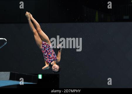Tokio, Japan. Okt. 2020. Der japanische Tauchsportler Mai Yasuda gibt eine Demonstration während der großen Eröffnungszeremonie des Tokyo Aquatics Center in Tokio, Japan, 24. Oktober 2020. Das Tokyo Aquatics Center wird für die Olympischen und Paralympischen Schwimmspiele in Tokio genutzt. Die Zeremonie, die im März dieses Jahres stattfinden sollte, wurde aufgrund des COVID-19 verschoben. Quelle: Du Xiaoyi/Xinhua/Alamy Live News Stockfoto