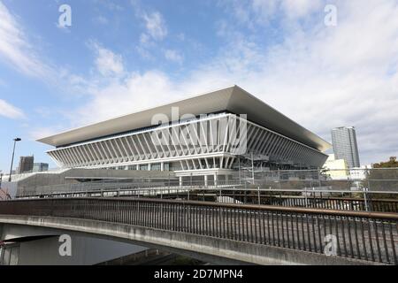 Tokio. Okt. 2020. Das Foto vom 24. Oktober 2020 zeigt eine Außenansicht des Tokyo Aquatics Center in Tokio, Japan. Das Tokyo Aquatics Center wird für die Olympischen und Paralympischen Schwimmspiele in Tokio genutzt. Die Zeremonie, die im März dieses Jahres stattfinden sollte, wurde aufgrund des COVID-19 verschoben. Quelle: Du Xiaoyi/Xinhua/Alamy Live News Stockfoto