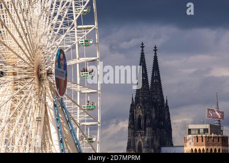Europa Rad, 55 Meter hohes Riesenrad im Rheinauer Hafen am Schokoladenmuseum, Dom, Köln, Deutschland. Europa Rad, 55 Meter hoher Ri Stockfoto