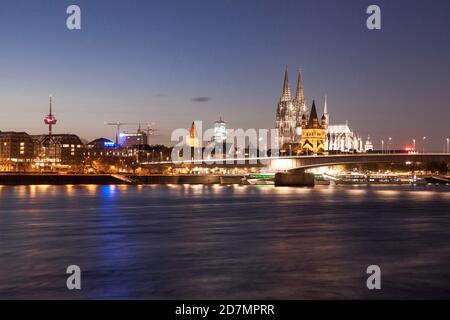 Panoramablick über den Rhein auf den Fernsehturm, den Turm des alten Rathauses, den KölnTurm, den Dom, die Kirche Gross St. Martin und die Deutze Stockfoto