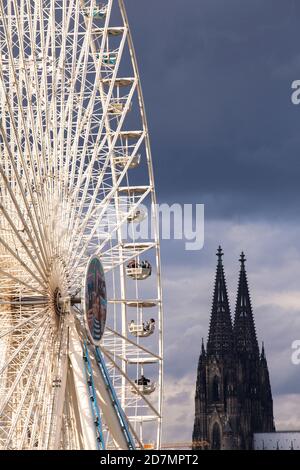 Europa Rad, 55 Meter hohes Riesenrad im Rheinauer Hafen am Schokoladenmuseum, Dom, Köln, Deutschland. Europa Rad, 55 Meter hoher Ri Stockfoto
