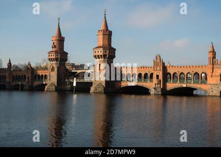 Die Oberbaumbrücke ist eine zweistufige Brücke in Berlin über die Spree. Seit 2001 verbindet sie die Berliner Bezirke Friedrichshain und Kreuzberg Stockfoto