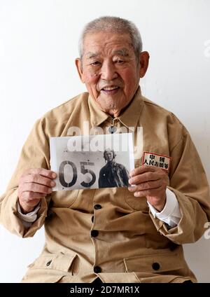 (201024) -- PEKING, 24. Oktober 2020 (Xinhua) -- Na Qiming, Veteran der Freiwilligen des chinesischen Volkes (CPV), zeigt ein altes Foto von sich selbst in Dalian, nordöstlich von Chinas Provinz Liaoning, 18. Oktober 2020. Na wurde 1929 geboren. Er trat in die Demokratische Volksrepublik Korea (DVRK) ein, um im Krieg gegen die US-Aggression zu kämpfen und Korea mit der CPV-Armee im Jahr 1952 zu helfen. Am 19. Oktober 1950 überquerten die CPV-Kräfte, wie von der DVRK gefordert, den Fluss Yalu, um den Kampf der DVRK dort zu unterstützen, bis 1953 ein Waffenstillstand unterzeichnet wurde. Insgesamt betraten 2.9 Millionen CPV-Soldaten das Schlachtfeld. Fotografen aus Xinhua Stockfoto