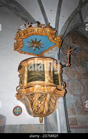 Kanzel in der Pfarrkirche Santa Caterina in Schluderno (Schluderns), Vinschgau, Bozen, Trentino-Südtirol, Italien Stockfoto