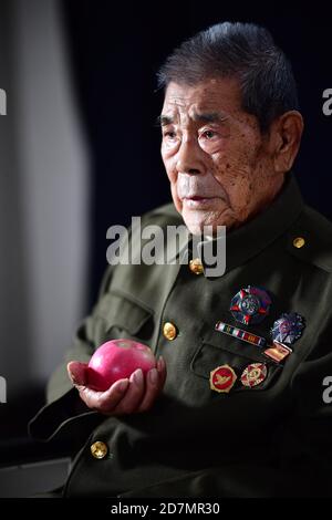 (201024) -- PEKING, 24. Oktober 2020 (Xinhua) -- Zhang Jifa, Veteran der Freiwilligen des chinesischen Volkes (CPV), erzählt eine Geschichte über "einen Apfel", der während einer Schlacht des Krieges geschah, um der US-Aggression zu widerstehen und Korea zu helfen (1950-1953), in Xinyang, zentralchinesische Provinz Henan, 27. September 2020. Zhang wurde 1926 geboren. Er trat in die Demokratische Volksrepublik Korea (DVRK) ein, um im Krieg gegen die US-Aggression zu kämpfen und Korea mit der CPV-Armee im Jahr 1951 zu helfen. Am 19. Oktober 1950 überquerten die CPV-Kräfte, wie von der DVRK gefordert, den Fluss Yalu, um den Kampf der DVRK dort zu unterstützen, bis 19 ein Waffenstillstand unterzeichnet wurde Stockfoto