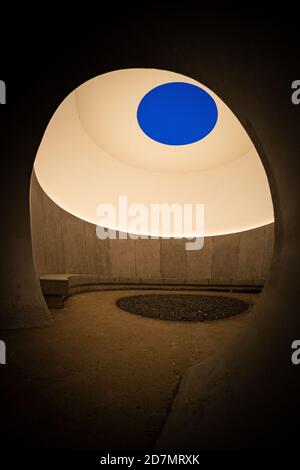 CAT CAIRN: THE KIELDER SKYSPACE - JAMES TURRELL 2000, Kielder Forest, Northumberland, England, UK Stockfoto