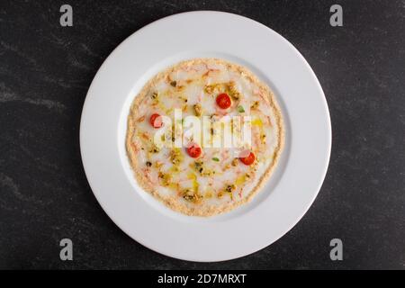 Shrimp Pizza mit Meeresfrucht-Sauce Stockfoto