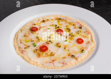 Shrimp Pizza mit Meeresfrucht-Sauce Stockfoto