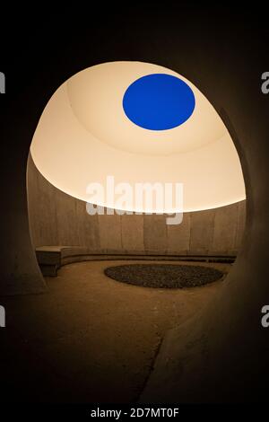 CAT CAIRN: THE KIELDER SKYSPACE - JAMES TURRELL 2000, Kielder Forest, Northumberland, England, UK Stockfoto