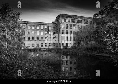 Der ausgediente Stein baute Yiyella Fabrik und Damm in Pleasley Vale, Derbyshire, England, großbritannien Stockfoto