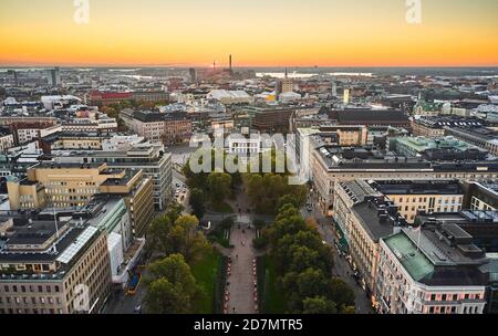 Helsinki, Finnland - 5. Oktober 2020: Luftaufnahme des Esplanade Parks im Zentrum von Helsinki. Stockfoto