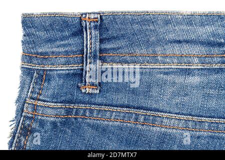 Stück blaue Jeans Stoff auf weißem Hintergrund. Grobe unebenen Kanten. Denim Jeans zerrissen Stockfoto