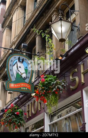 Beschilderung über dem Eingang zur berühmten Horseshoe Bar im Stadtzentrum von Glasgow, Schottland, Großbritannien Stockfoto