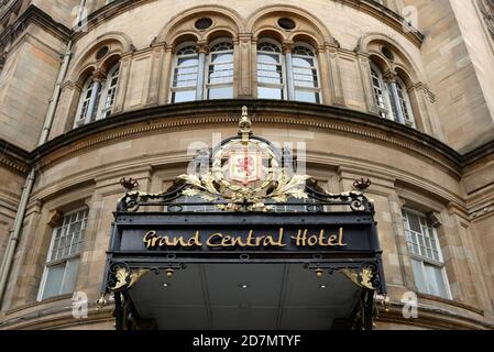 Dekoratives Wappen über dem Eingang zum Grand Central Hotel in Glasgow, Schottland, Großbritannien Stockfoto