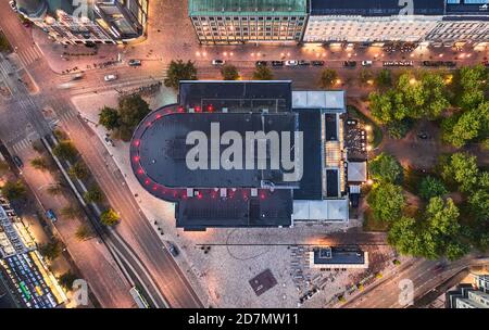 Helsinki, Finnland - 5. Oktober 2020: Luftaufnahme des Daches des Schwedischen Theaters am Abend. Stockfoto