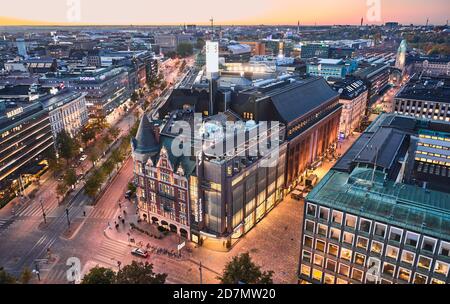 Helsinki, Finnland - 5. Oktober 2020: Luftaufnahme des Stockmann Einkaufszentrums im Zentrum von Helsinki. Stockfoto