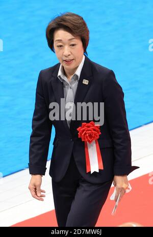 Tokio, Japan. Okt. 2020. Der japanische Olympiaminister Seiko Hashimoto nimmt am Samstag, dem 24. Oktober 2020, an der Eröffnungszeremonie des Tokyo Aquatics Center für die Olympischen Spiele und Paralympics in Tokio Teil. Die japanische Schwimmerin Rikako Ikee, die von Leukämie geborgen wurde, zeigte ihr Demonstrationsschwimmen. Quelle: Yoshio Tsunoda/AFLO/Alamy Live News Stockfoto