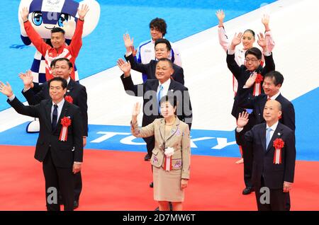 Tokio, Japan. Okt. 2020. Die Gouverneurin von Tokio, Yuriko Koike (Front, C), und Führungskräfte winken bei der Eröffnungszeremonie des Tokyo Aquatics Center für den Veranstaltungsort der Olympischen Spiele und Paralympics in Tokio am Samstag, den 24. Oktober 2020, die Hände für Fotos. Die japanische Schwimmerin Rikako Ikee, die von Leukämie geborgen wurde, zeigte ihr Demonstrationsschwimmen. Quelle: Yoshio Tsunoda/AFLO/Alamy Live News Stockfoto
