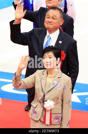 Tokio, Japan. Okt. 2020. Der Gouverneur von Tokio, Yuriko Koike (Front), und der Präsident des japanischen Olympischen Komitees, Yasuhiro Yamashita (Back), winken bei der Eröffnungszeremonie des Tokyo Aquatics Center am Samstag, dem 24. Oktober 2020, zum Austragungsort der Olympischen Spiele und Paralympics in Tokio, um Fotos zu machen. Die japanische Schwimmerin Rikako Ikee, die von Leukämie geborgen wurde, zeigte ihr Demonstrationsschwimmen. Quelle: Yoshio Tsunoda/AFLO/Alamy Live News Stockfoto