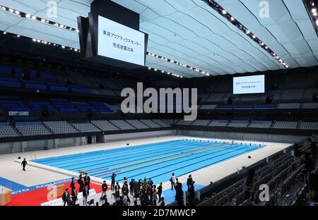 Tokio, Japan. Okt. 2020. Dieses Bild zeigt einen Swimmingpool bei der Eröffnungszeremonie des Tokyo Aquatics Center für den Austragungsort der Olympischen Spiele und Paralympics in Tokio Schwimmen, künstlerisches Schwimmen und Tauchen am Samstag, 24. Oktober 2020. Die japanische Schwimmerin Rikako Ikee, die von Leukämie geborgen wurde, zeigte ihr Demonstrationsschwimmen. Quelle: Yoshio Tsunoda/AFLO/Alamy Live News Stockfoto
