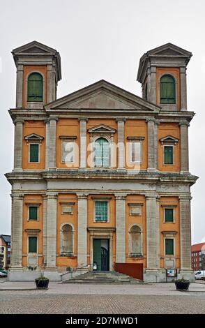 Die Fredrik Kirche ist in Karlskrona, Blekinge, Südschweden. Am Stortorget, dem Hauptplatz der Stadt entfernt. Stockfoto