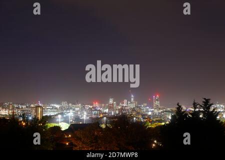 Skyline von Leeds bei Nacht, vom Beeston Hill aus gesehen Stockfoto