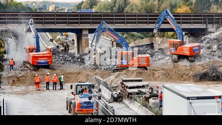 Hamburg, Deutschland. Okt. 2020. Bagger brechen zwischen den Kreuzungen Hamburg-Moorfleet und -Billstedt eine baufällige Brücke, die die Bundesstraße 5 über die Autobahn 1 führt. Die Autobahn bleibt daher bis Montag 05:00 Uhr geschlossen. Quelle: Markus Scholz/dpa/Alamy Live News Stockfoto