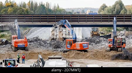 Hamburg, Deutschland. Okt. 2020. Bagger brechen zwischen den Kreuzungen Hamburg-Moorfleet und -Billstedt eine baufällige Brücke, die die Bundesstraße 5 über die Autobahn 1 führt. Die Autobahn bleibt daher bis Montag 05:00 Uhr geschlossen. Quelle: Markus Scholz/dpa/Alamy Live News Stockfoto