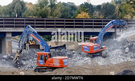 Hamburg, Deutschland. Okt. 2020. Bagger brechen zwischen den Kreuzungen Hamburg-Moorfleet und -Billstedt eine baufällige Brücke, die die Bundesstraße 5 über die Autobahn 1 führt. Die Autobahn bleibt daher bis Montag 05:00 Uhr geschlossen. Quelle: Markus Scholz/dpa/Alamy Live News Stockfoto