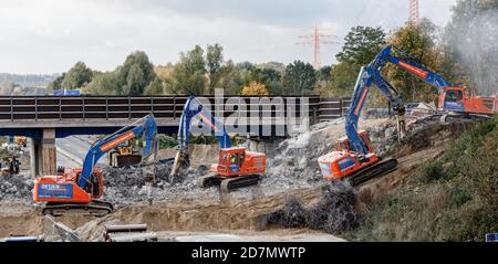 Hamburg, Deutschland. Okt. 2020. Bagger brechen zwischen den Kreuzungen Hamburg-Moorfleet und -Billstedt eine baufällige Brücke, die die Bundesstraße 5 über die Autobahn 1 führt. Die Autobahn bleibt daher bis Montag 05:00 Uhr geschlossen. Quelle: Markus Scholz/dpa/Alamy Live News Stockfoto