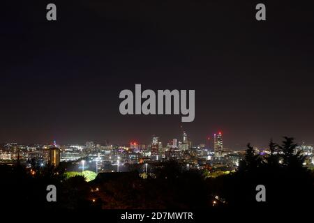 Skyline von Leeds bei Nacht, vom Beeston Hill aus gesehen Stockfoto