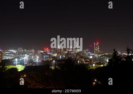 Skyline von Leeds bei Nacht, vom Beeston Hill aus gesehen Stockfoto