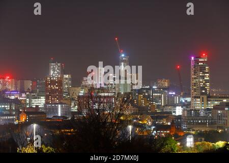 Leeds Stadt bei Nacht vom Beeston Hill aus gesehen. Stockfoto