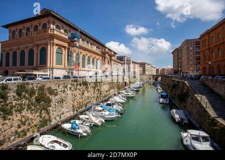 Der Mercato delle Vettovaglie, auch bekannt als der Zentralmarkt oder der überdachte Markt, entlang der Fosso reale von Livorno, Toskana Stockfoto