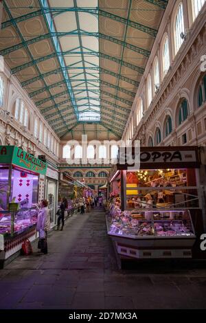 Der Mercato delle Vettovaglie, auch bekannt als der Zentralmarkt oder der überdachte Markt, entlang der Fosso reale von Livorno, Toskana Stockfoto