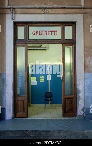 Der Mercato delle Vettovaglie, auch bekannt als der Zentralmarkt oder der überdachte Markt, entlang der Fosso reale von Livorno, Toskana Stockfoto