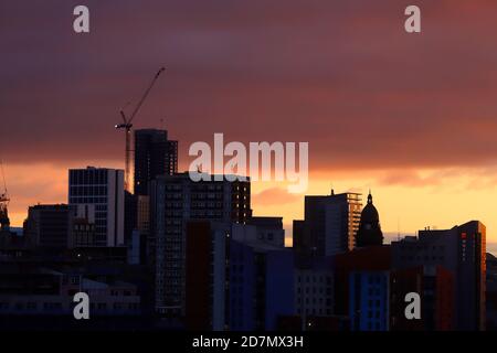 Silhouette der Skyline von Leeds City. Altus House befindet sich derzeit im Bau und ist Yorkshires höchstes Gebäude. Das Rathaus ist der kuppelförmige Turm Stockfoto