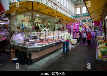 Der Mercato delle Vettovaglie, auch bekannt als der Zentralmarkt oder der überdachte Markt, entlang der Fosso reale von Livorno, Toskana Stockfoto