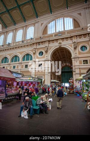 Der Mercato delle Vettovaglie, auch bekannt als der Zentralmarkt oder der überdachte Markt, entlang der Fosso reale von Livorno, Toskana Stockfoto