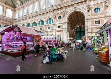 Der Mercato delle Vettovaglie, auch bekannt als der Zentralmarkt oder der überdachte Markt, entlang der Fosso reale von Livorno, Toskana Stockfoto