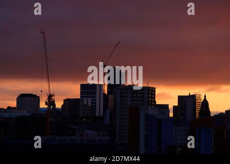 Silhouette der Skyline von Leeds City. Altus House befindet sich derzeit im Bau und ist Yorkshires höchstes Gebäude. Das Rathaus ist der kuppelförmige Turm Stockfoto