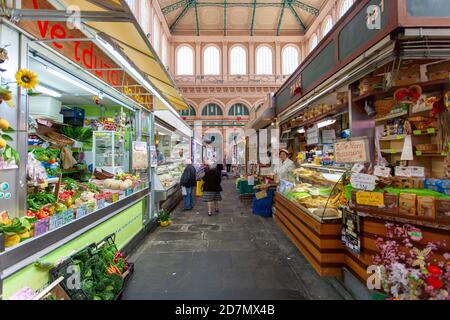 Der Mercato delle Vettovaglie, auch bekannt als der Zentralmarkt oder der überdachte Markt, entlang der Fosso reale von Livorno, Toskana Stockfoto